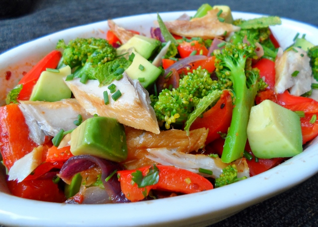 Gegrilde paprika en rode ui met avocado en makreel