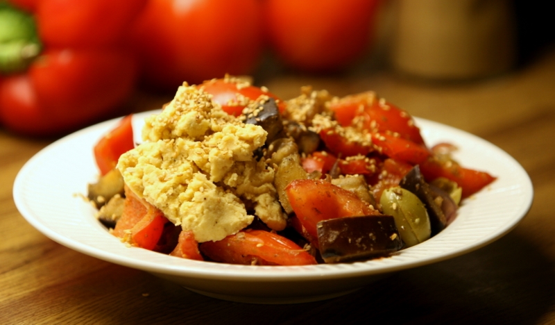 Aubergines en tomaat met kikkererwten