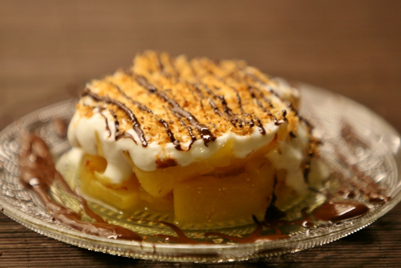 Gegaarde ananas met kokos en chocolade