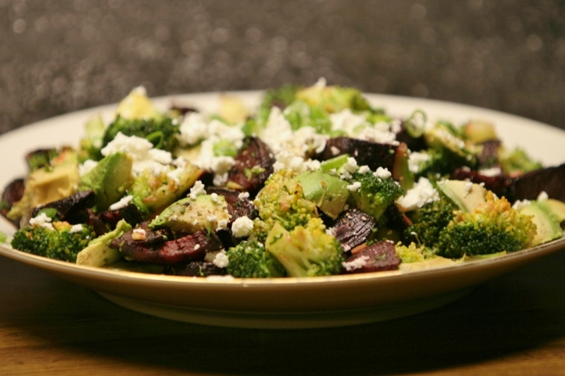 Broccoli en rode biet met avocado en feta