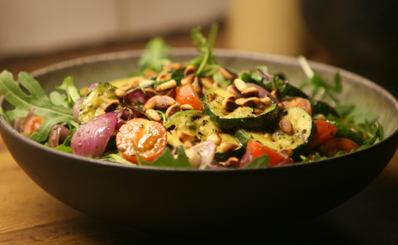 Karola's Kitchen - gegrilde courgette en rode ui met pesto