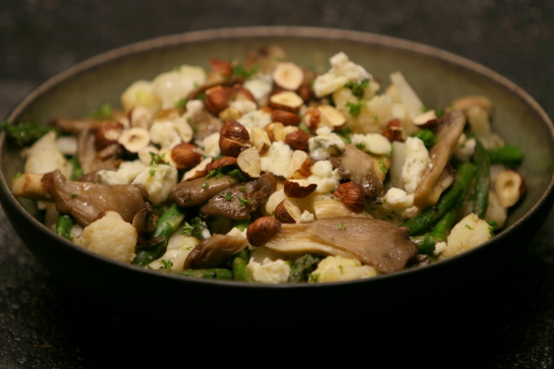 oesterzwammen, asperges en bloemkool met truffelolie en blauwe kaas