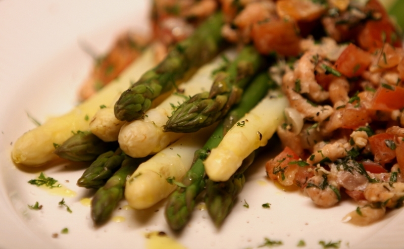 Asperges op z'n tomaatgarnaals