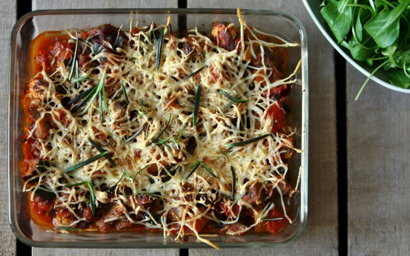 met Emmentaler gegratineerde aubergines en champignons