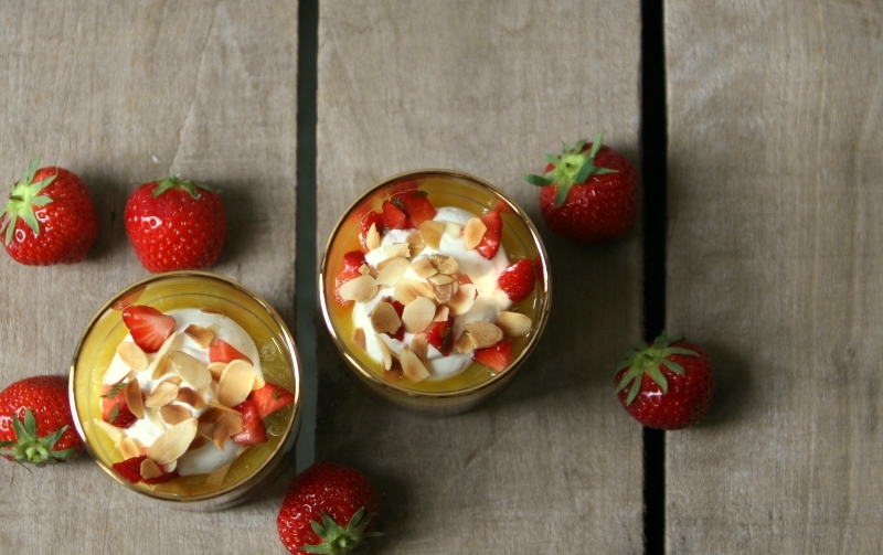 aardbeien en rabarber met sinaasappel en ricotta