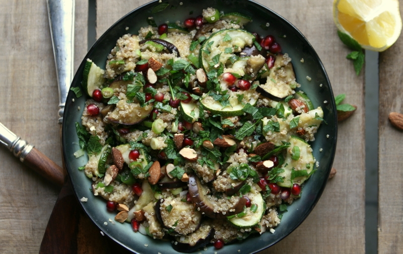 gegrilde groentensalade met amandelen, granaatappel en kaneel