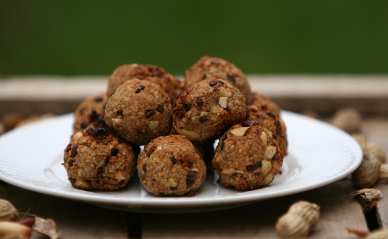 Karola's Kitchen - Elvisballen met pinda, banaan, havermout en cacaonibs