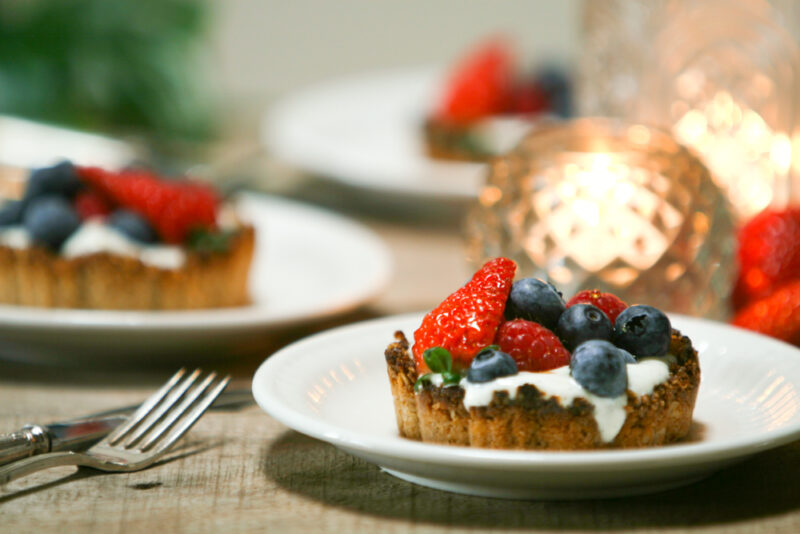 Vegan taartjes met aardbeien, frambozen en bessen