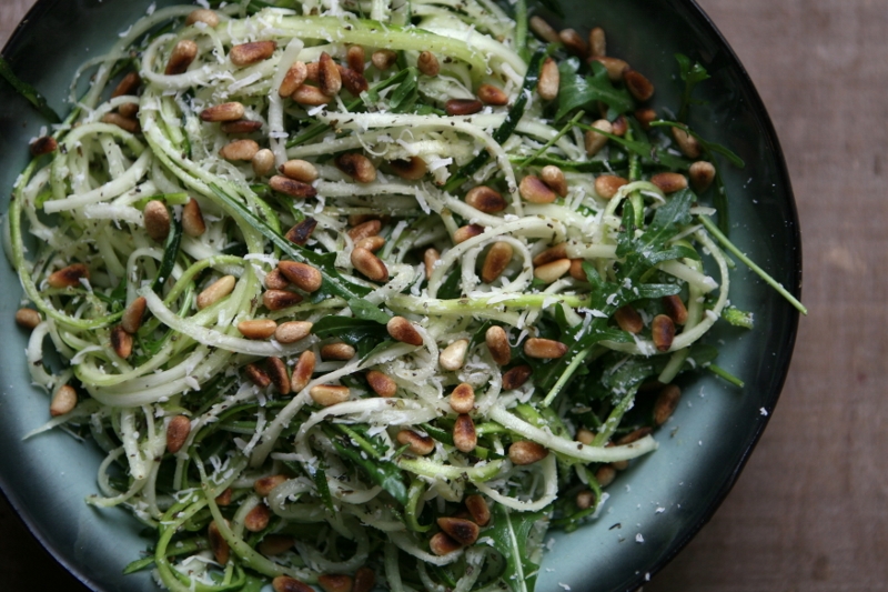 Karola's Kitchen - courgetti met Parmezaan en pijnboompitjes