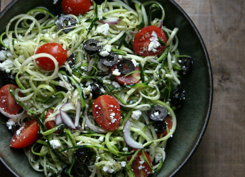 Karola's Kitchen - courgetti met feta, kerstomaatjes en olijven