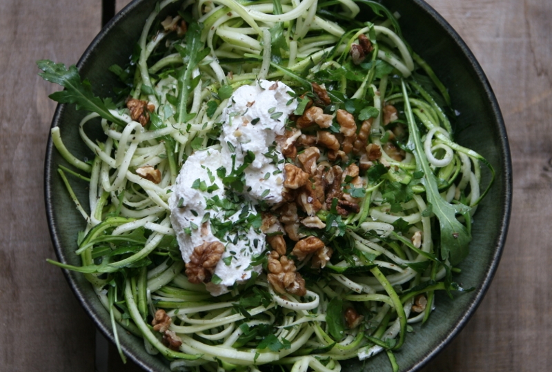Karola's Kitchen - courgetti met ricotta, tijm en walnoten