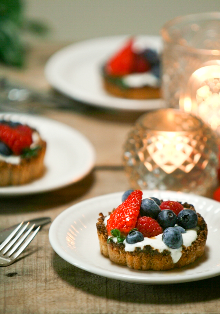 Vegan taartjes met aardbeien, frambozen en bessen