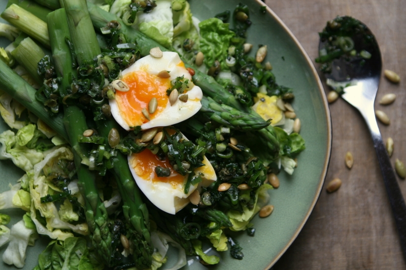Karola's Kitchen - asperges met een zacht eitje en kruidenolie
