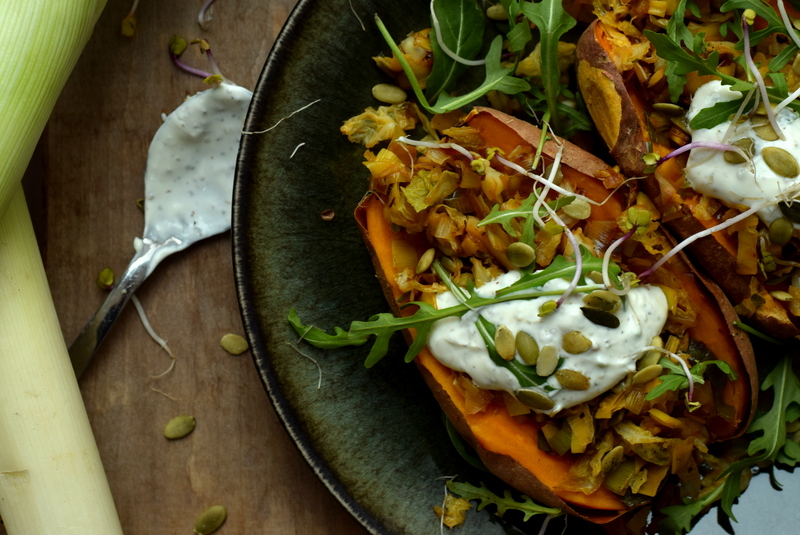 Karola's Kitchen - gepofte zoete aardappel met pittige prei en oreganoyoghurt