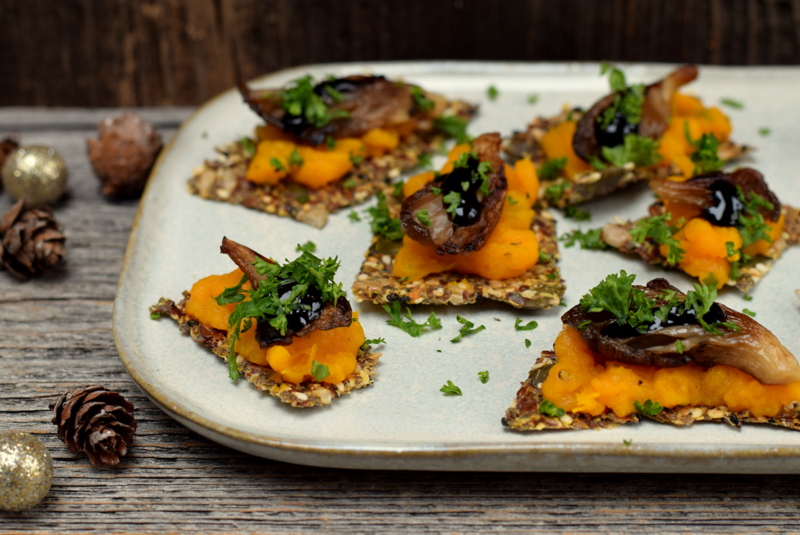 Karola's Kitchen - toastjes met geroosterde pompoen en oesterzwammen