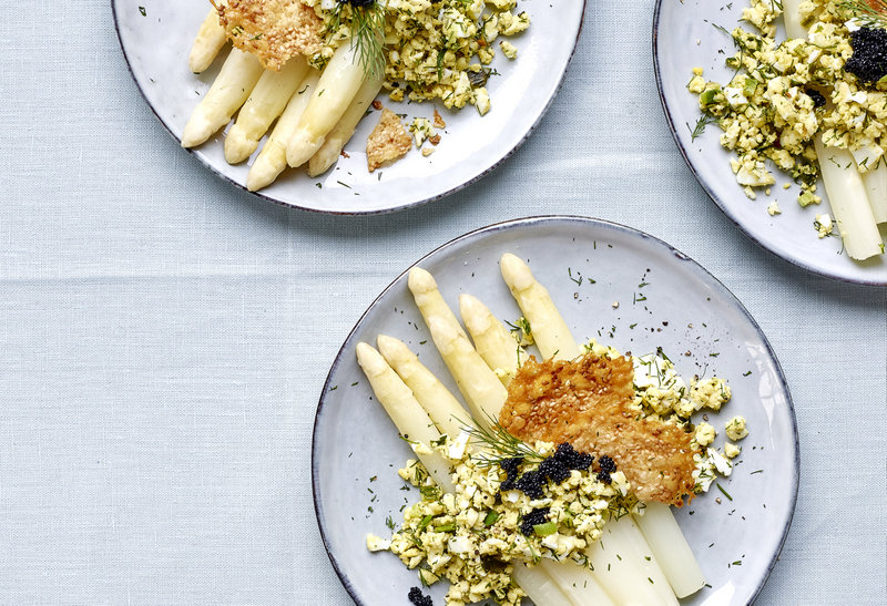 Karola's Kitchen - Asperges met ei en verse kruiden