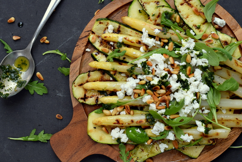 Karola's Kitchen - Gegrilde courgette en asperges met feta en basilicumolie