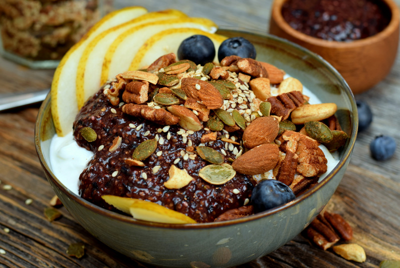 Karola's Kitchen - Skyr met gebakken kruidnoten en bessenjam
