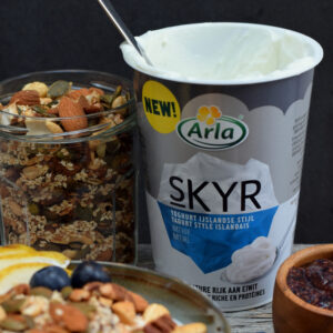 Karola's Kitchen - Skyr met gebakken kruidnoten en bessenjam