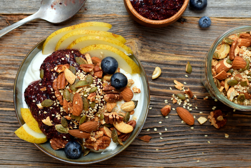 Karola's Kitchen - Skyr met gebakken kruidnoten en bessenjam