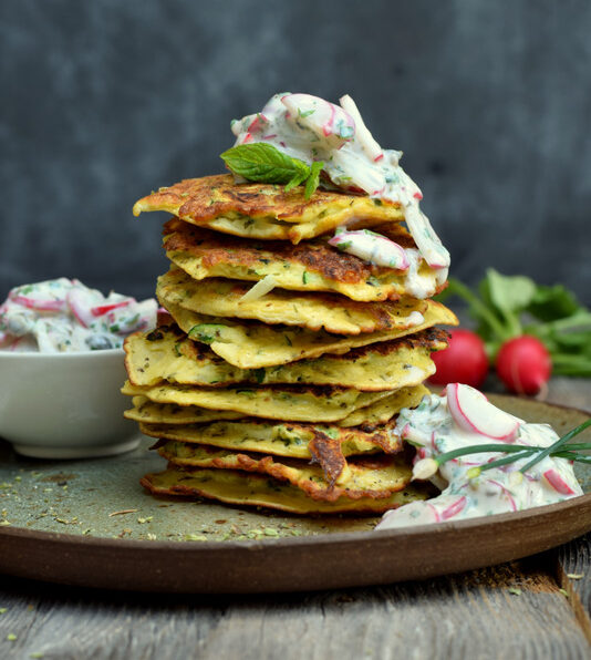 Karola's Kitchen - Courgette-oreganopannenkoekjes met radijsjestartaar