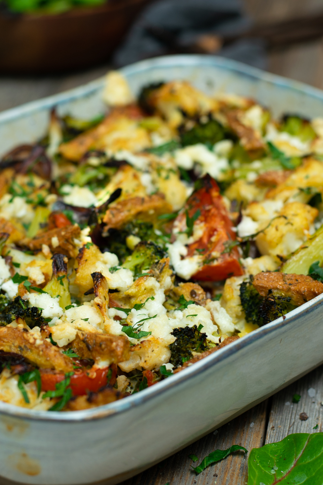Zijaanzicht: overschotel broccoli en bloemkool met ei en feta